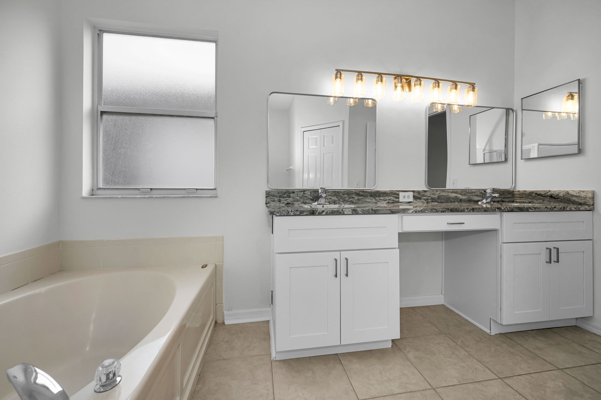 Primary Bathroom1c