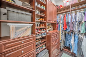 Master Bedroom Walk-in Closet1