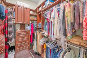 Master Bedroom Walk-in Closet2