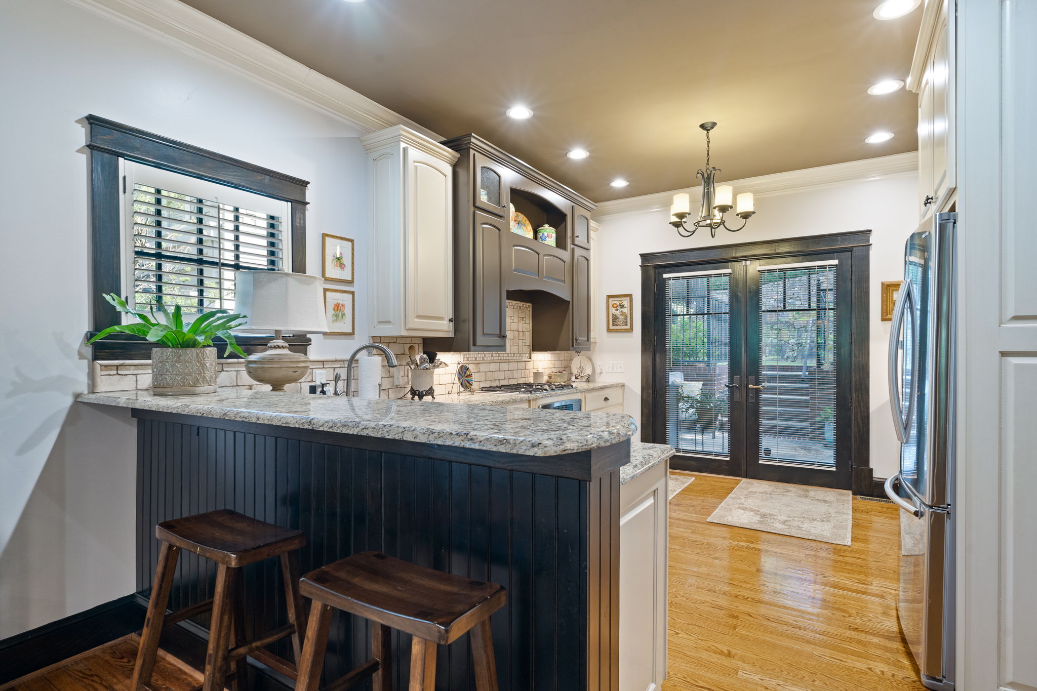 Gorgeous Eat-In Kitchen w/ Breakfast Bar Seating