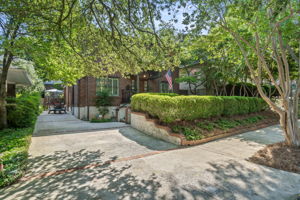 Great Curb Appeal & Driveway Parking for Guests