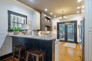 Gorgeous Eat-In Kitchen w/ Breakfast Bar Seating