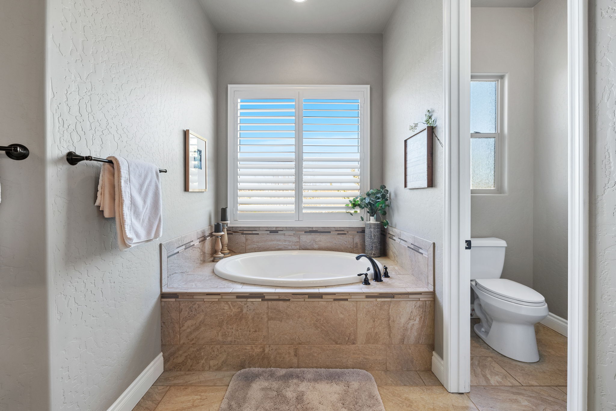 Primary Bathroom (2)