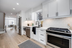 107 Bertmount Ave, Toronto, ON M4M 2X8, Canada Photo 19