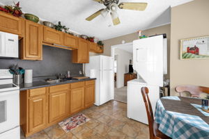 107 Glendale St-11