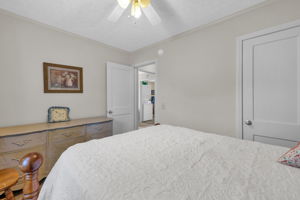 107 Glendale St-14