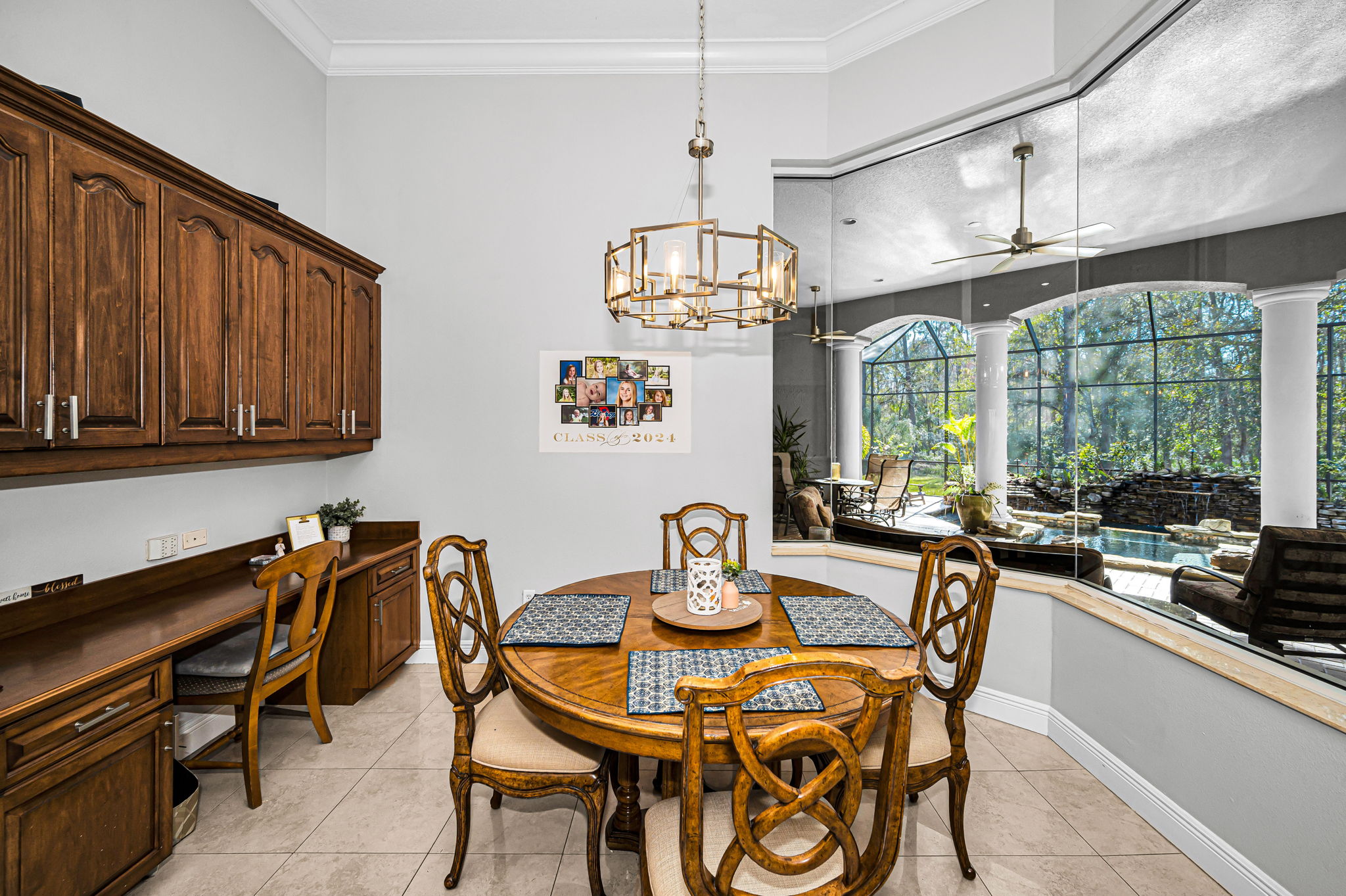 Kitchen Eat-in Area1