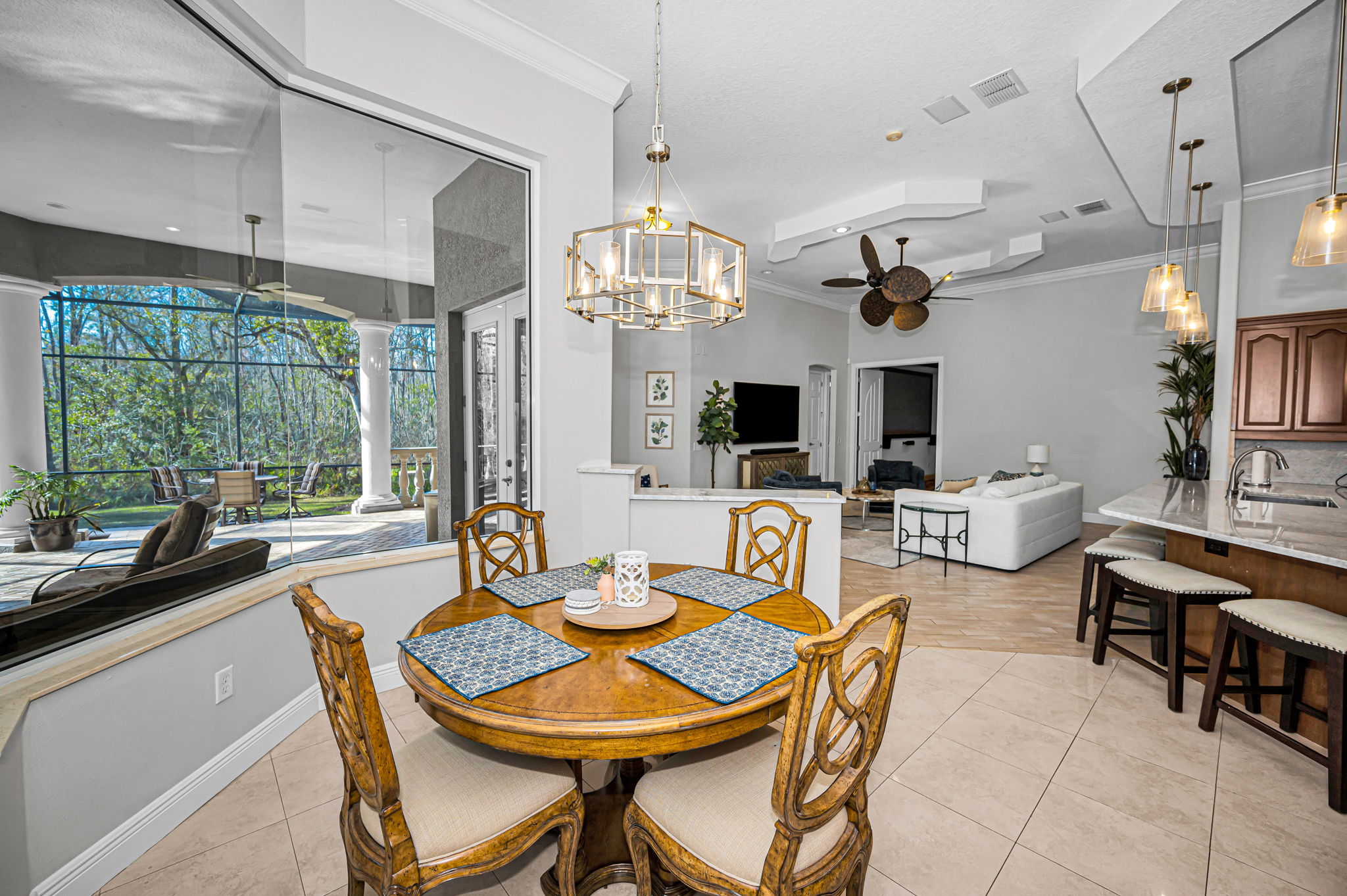 Kitchen Eat-in Area3