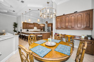 Kitchen Eat-in Area2