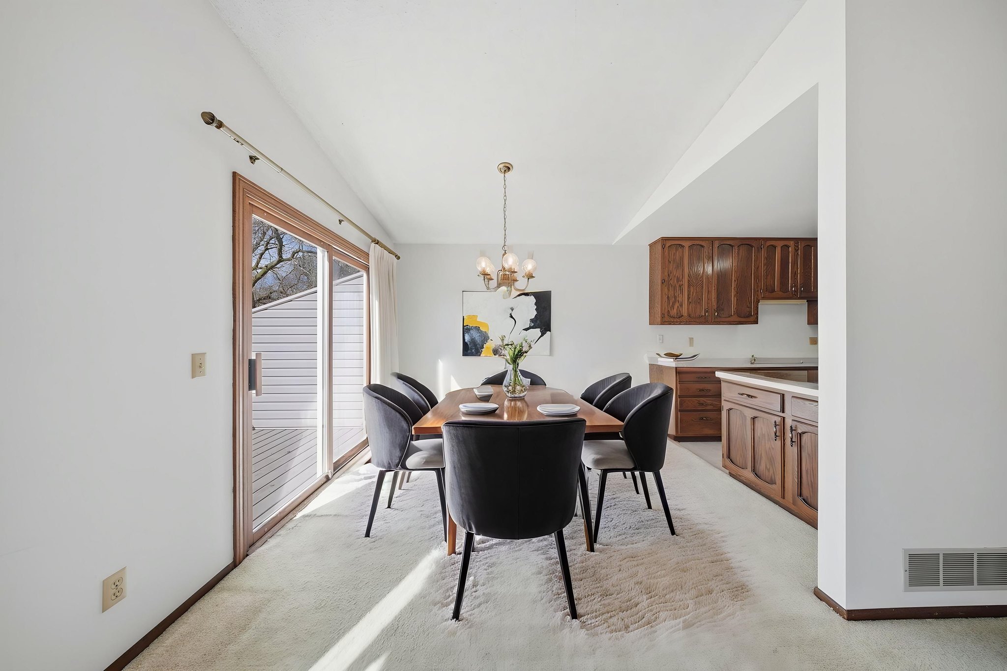 DSC01119 virtually staged.jpeg