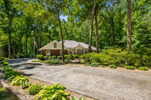 Welcome to 1072 Regency Park Dr