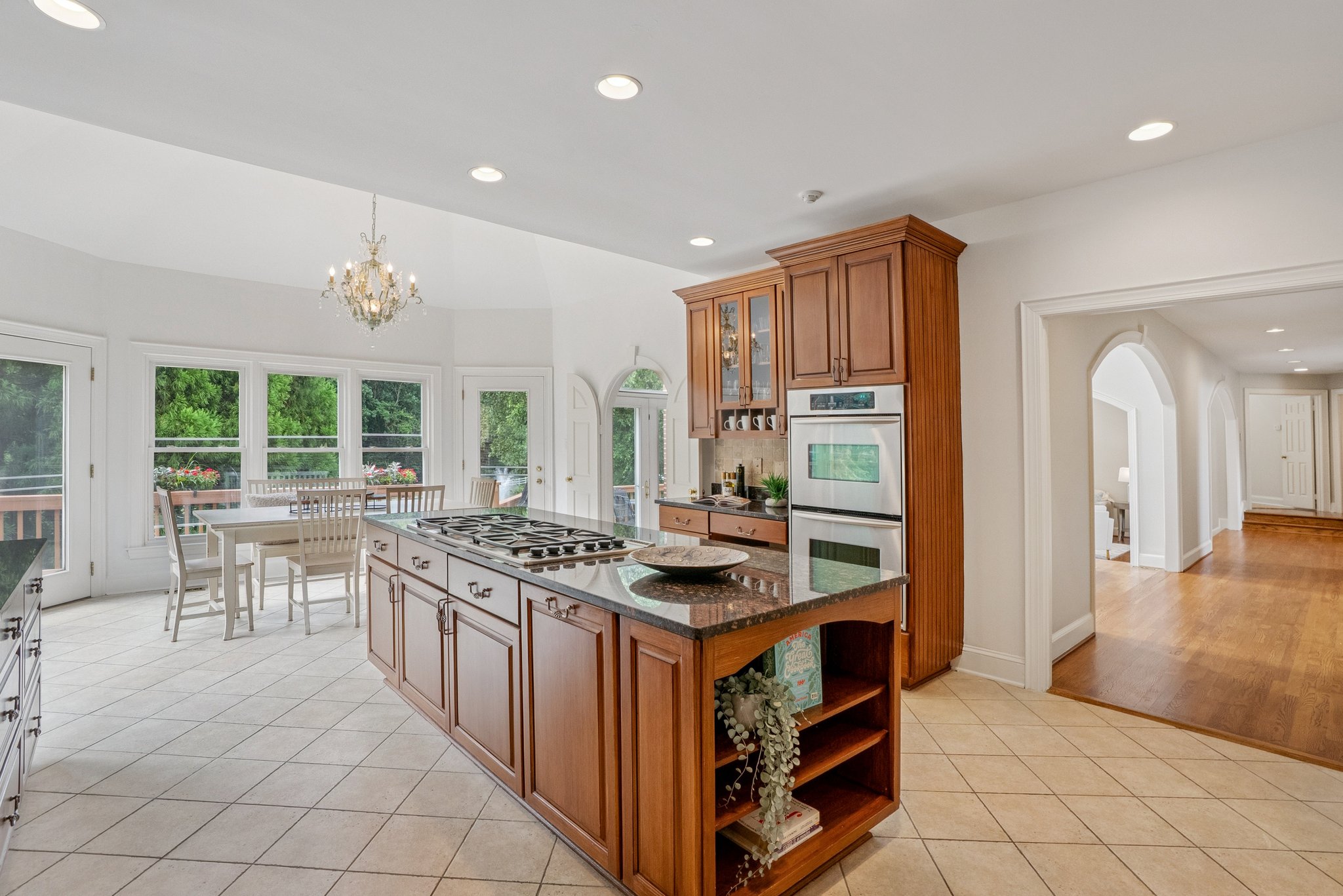 Gourmet Kitchen Center Island & High End Appliances