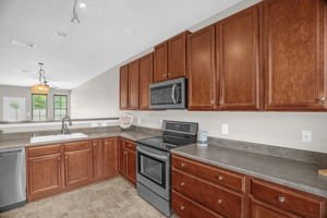1076 Kelso Ln-9
