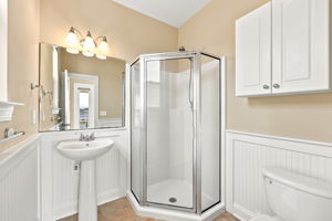 Upstairs Full Bathroom