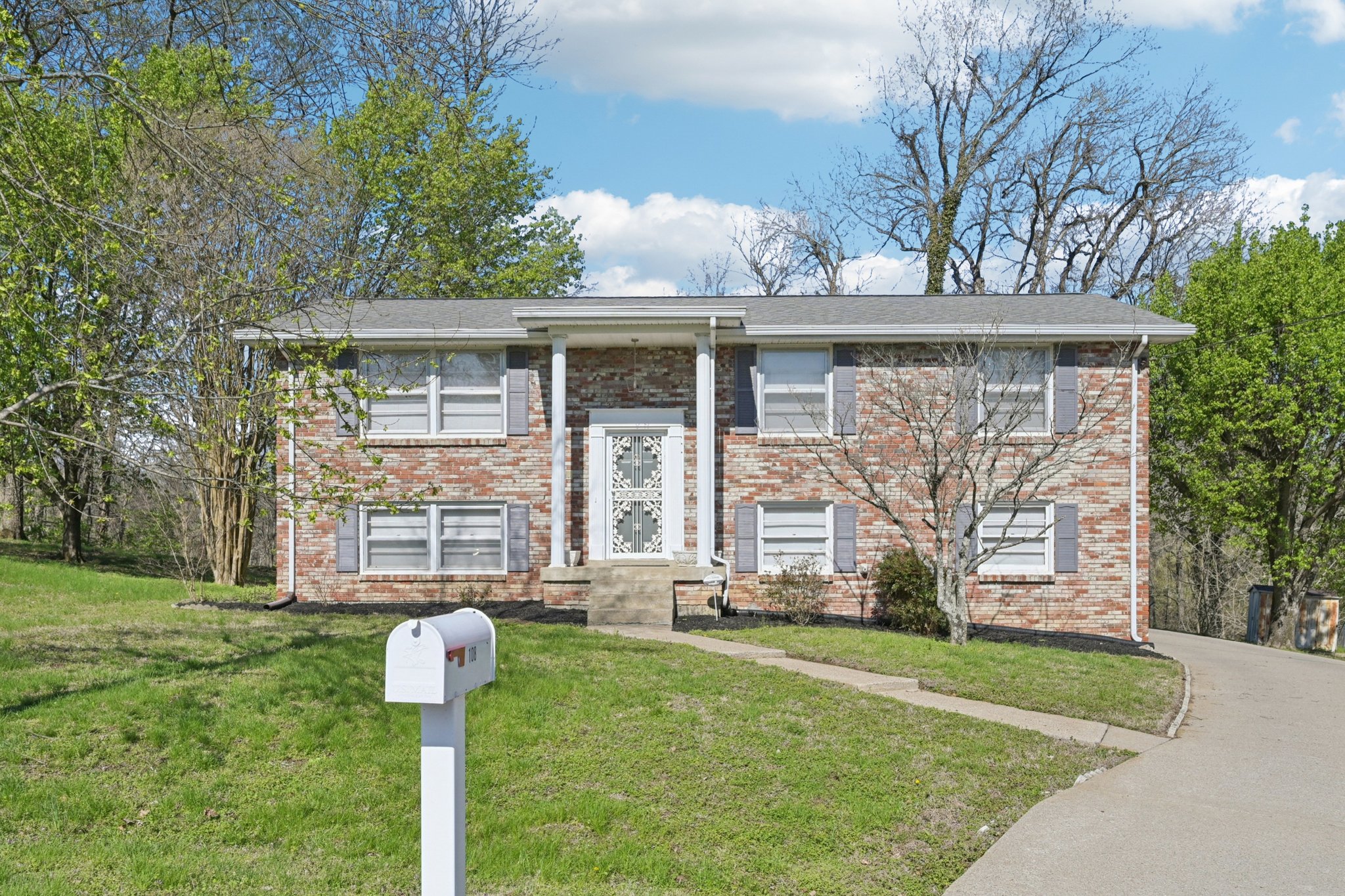 Jacksonian Dr-S2003-003.jpg