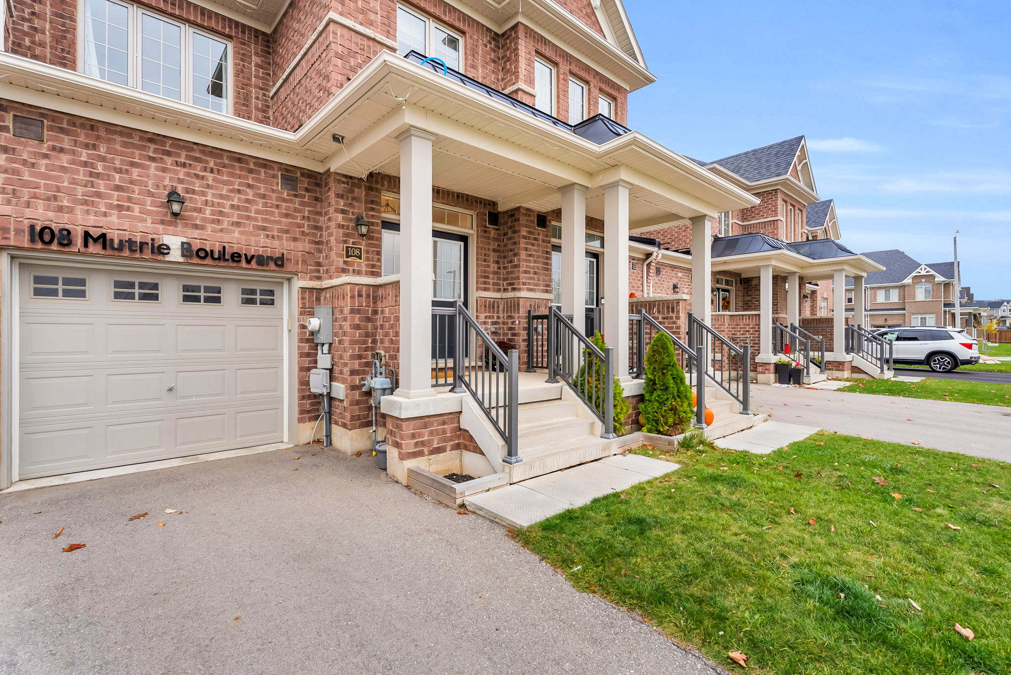 Front Porch/Entrance