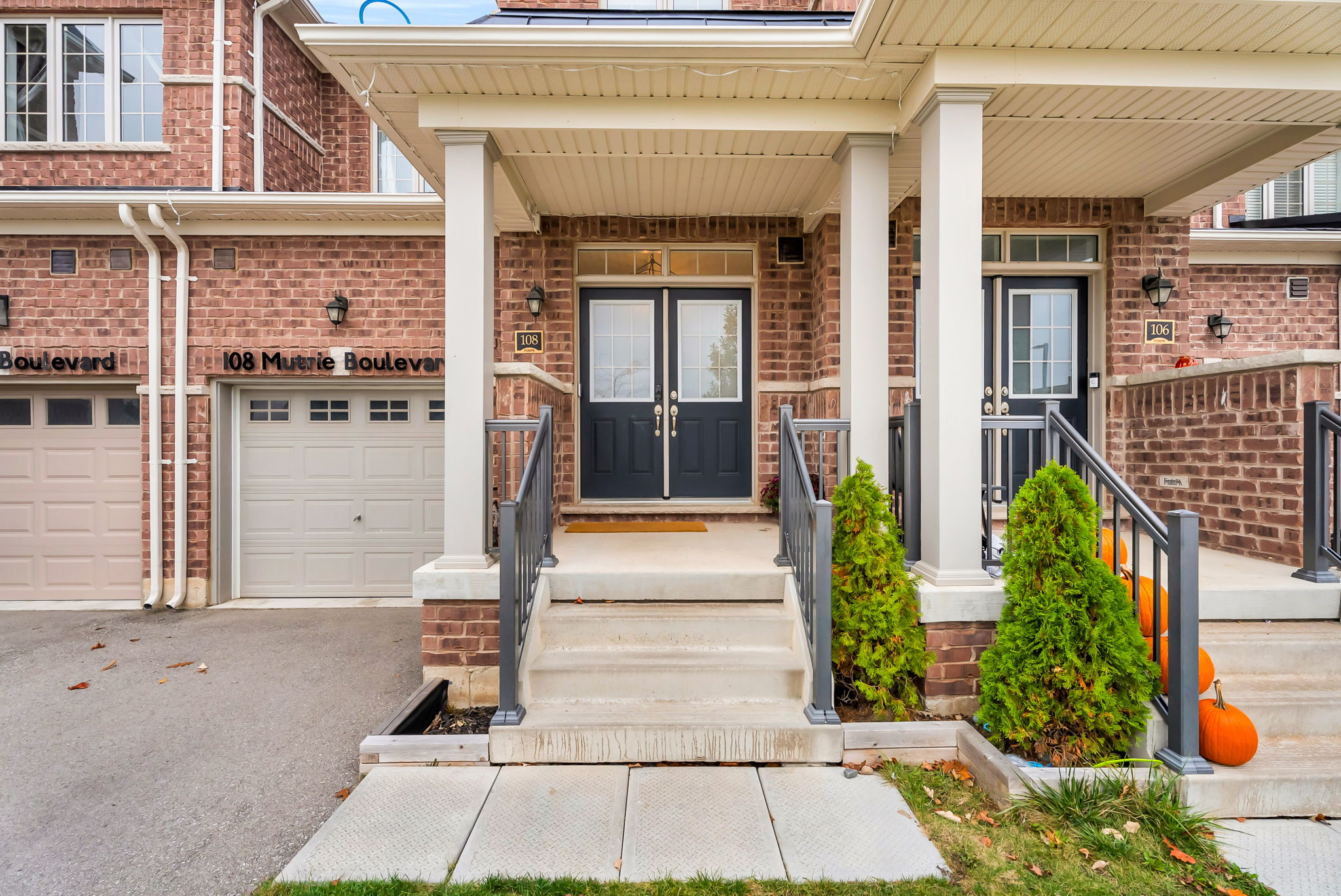 Front Porch/Entrance