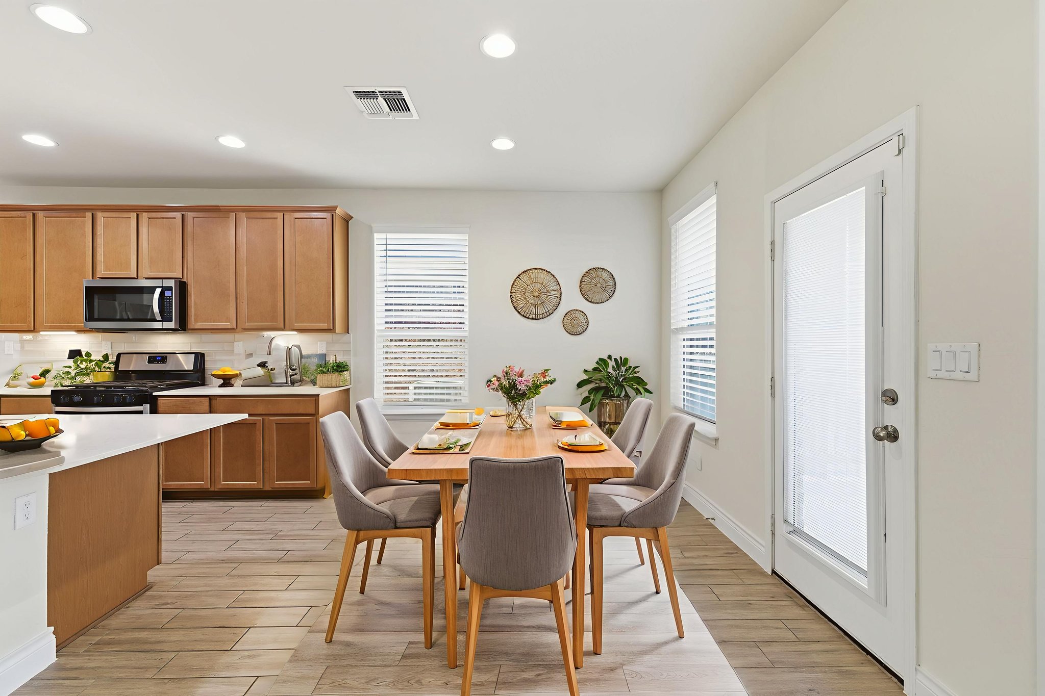 8Y8A6853 virtually staged.jpeg