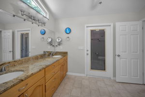Primary Bathroom1d