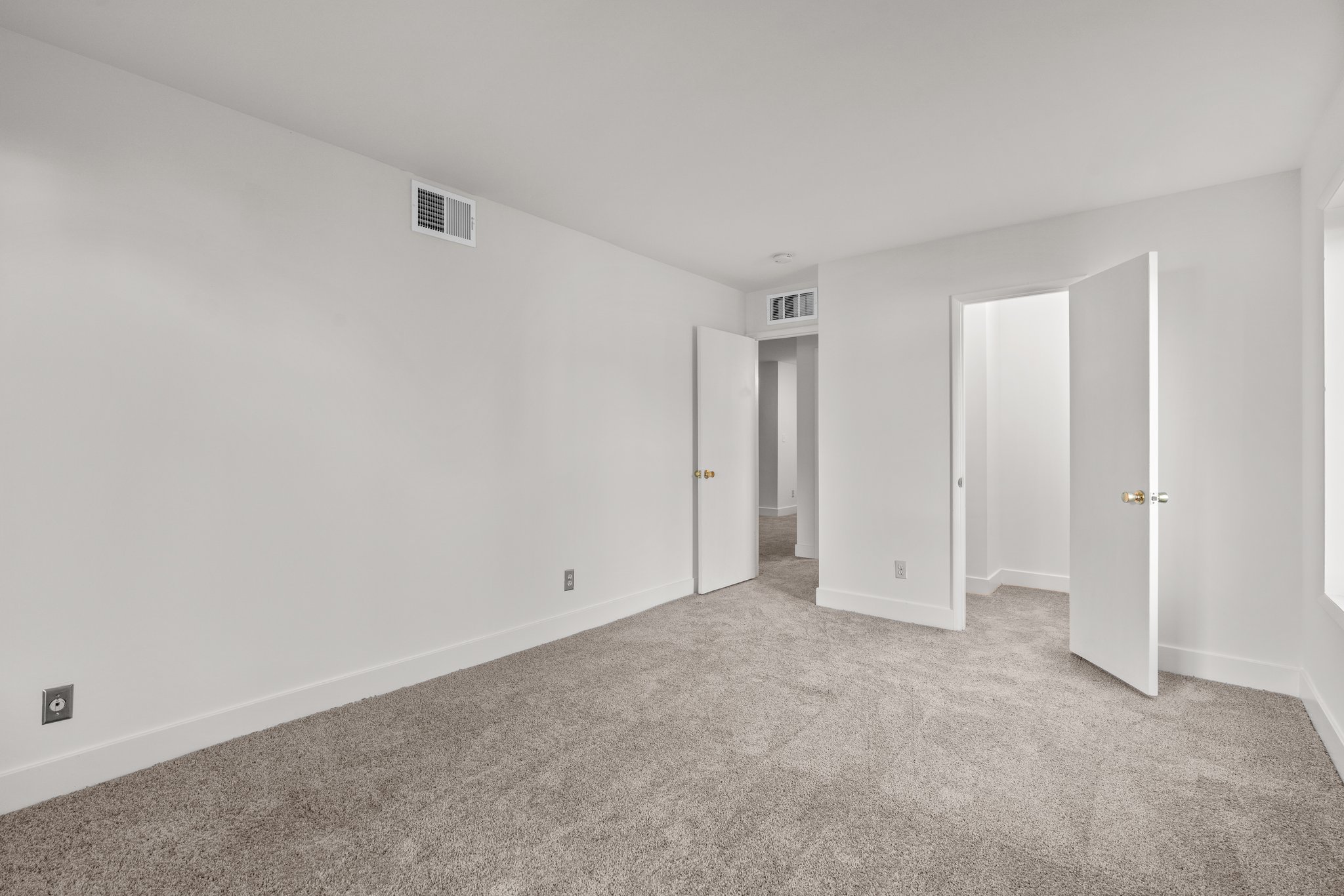 25. Main bedroom.jpg