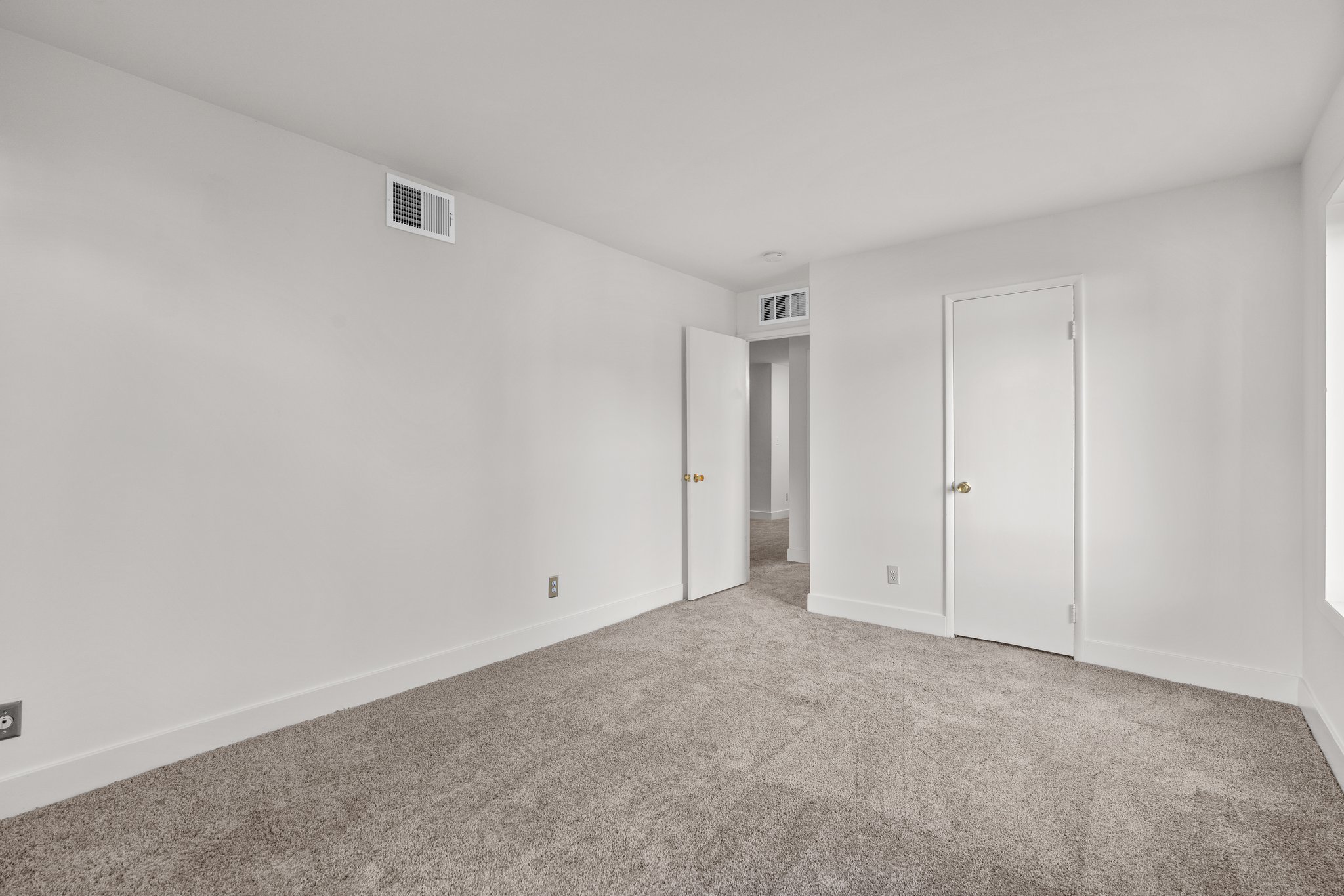 23. Main bedroom.jpg