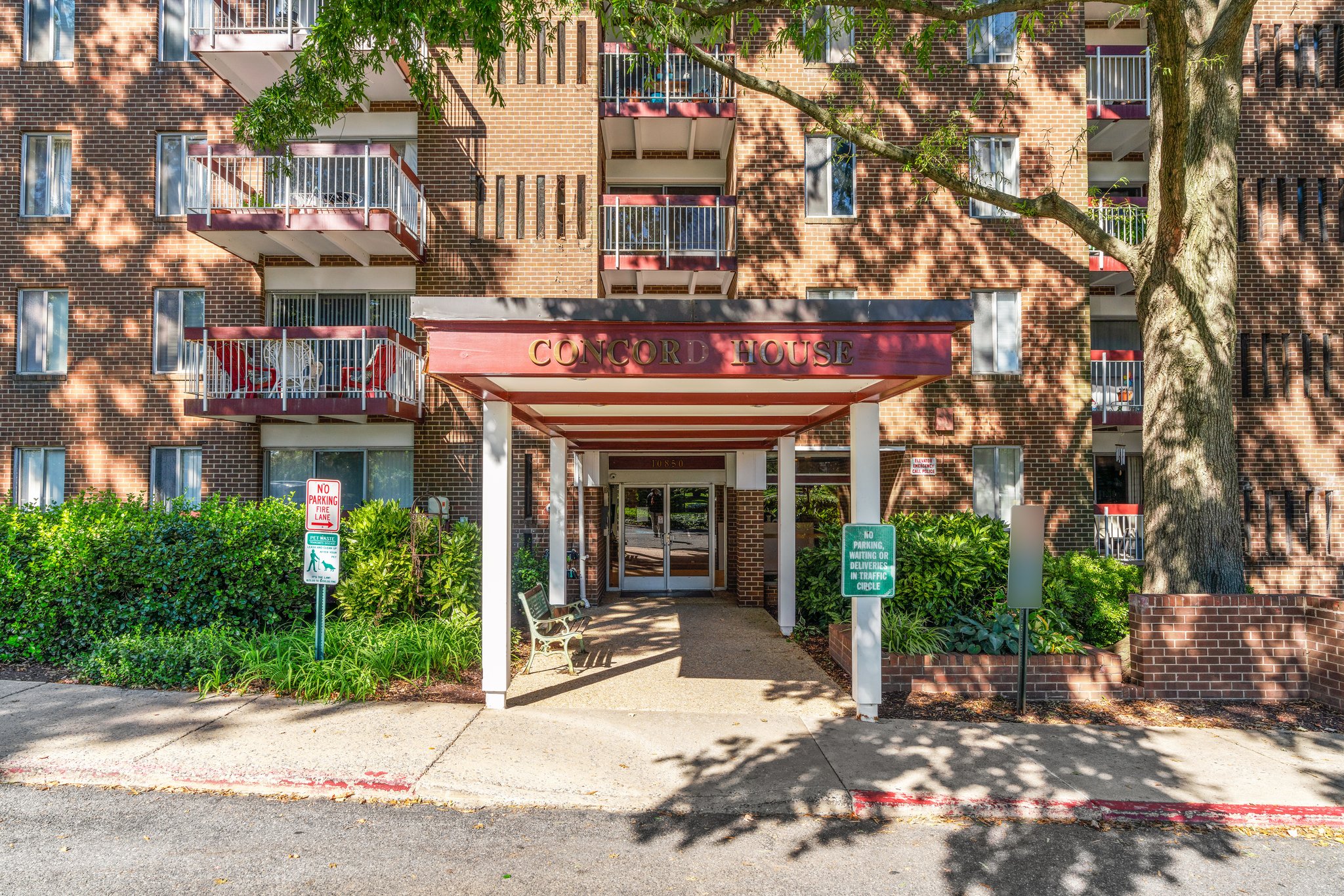 06. Front exterior .jpg