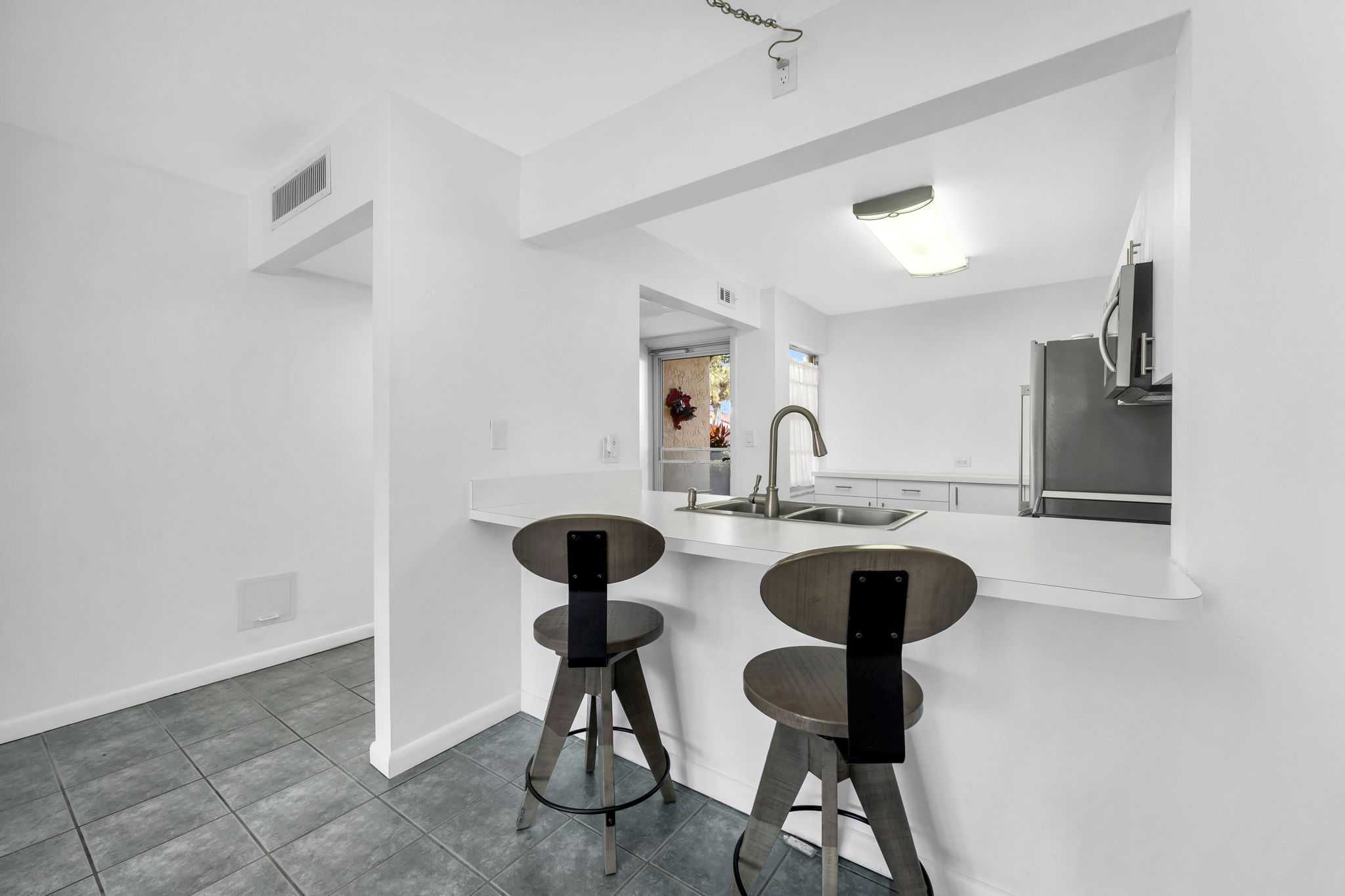 Breakfast Bar - Kitchen - Close