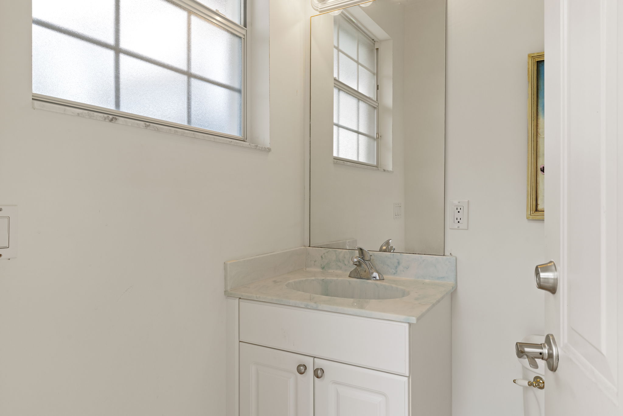 Pool bathroom/exterior shower
