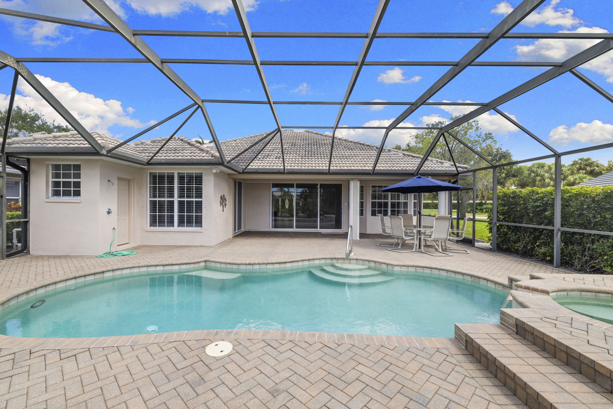 Pool/covered area/pool bath /exterior shower