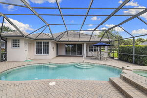 Pool/covered area/pool bath /exterior shower