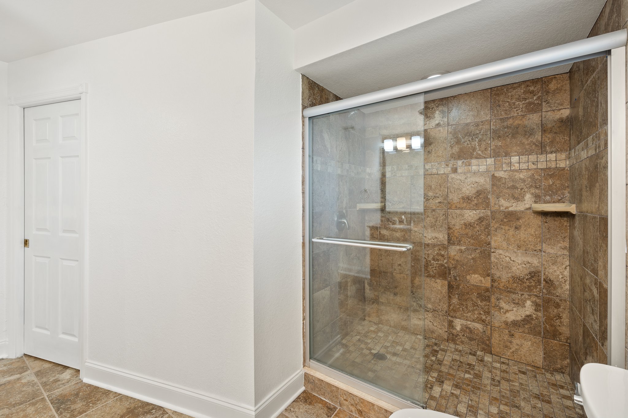 Primary Bathroom 3.jpg