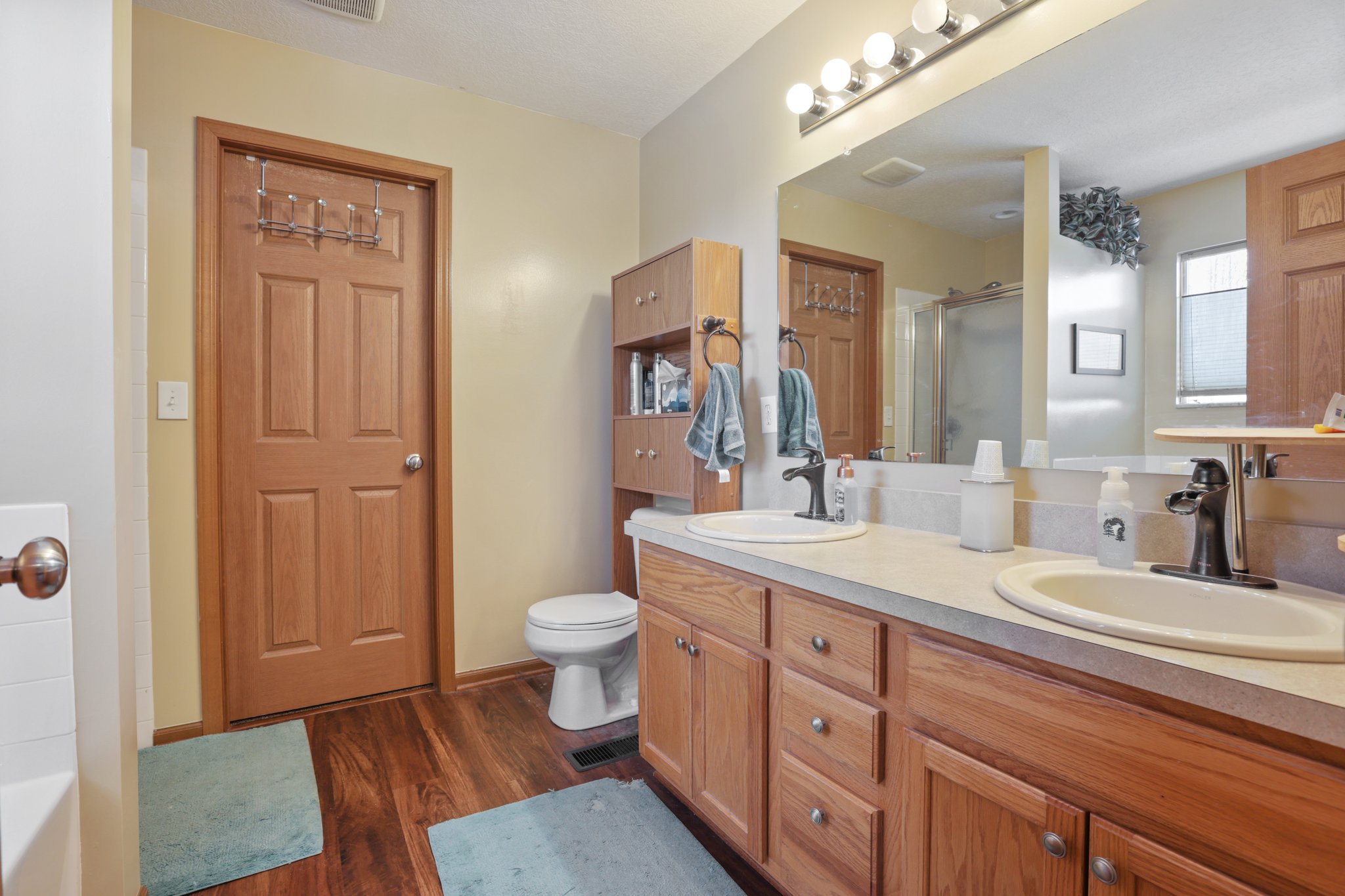 Owner's Bath w/Walk-in Closet