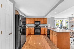 Roomy kitchen w/hardwoods