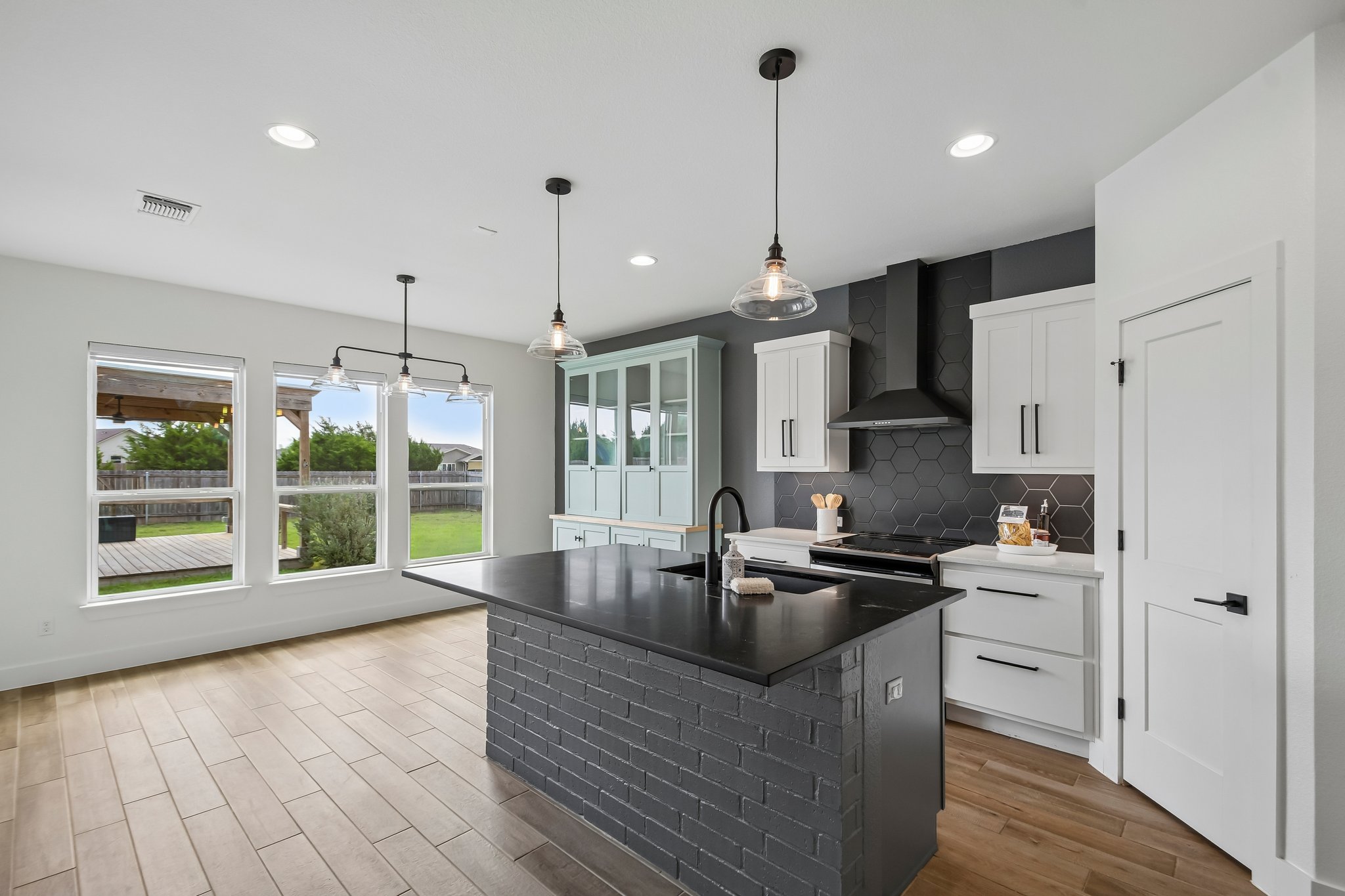Silverado Dr-S1906-017.jpg
