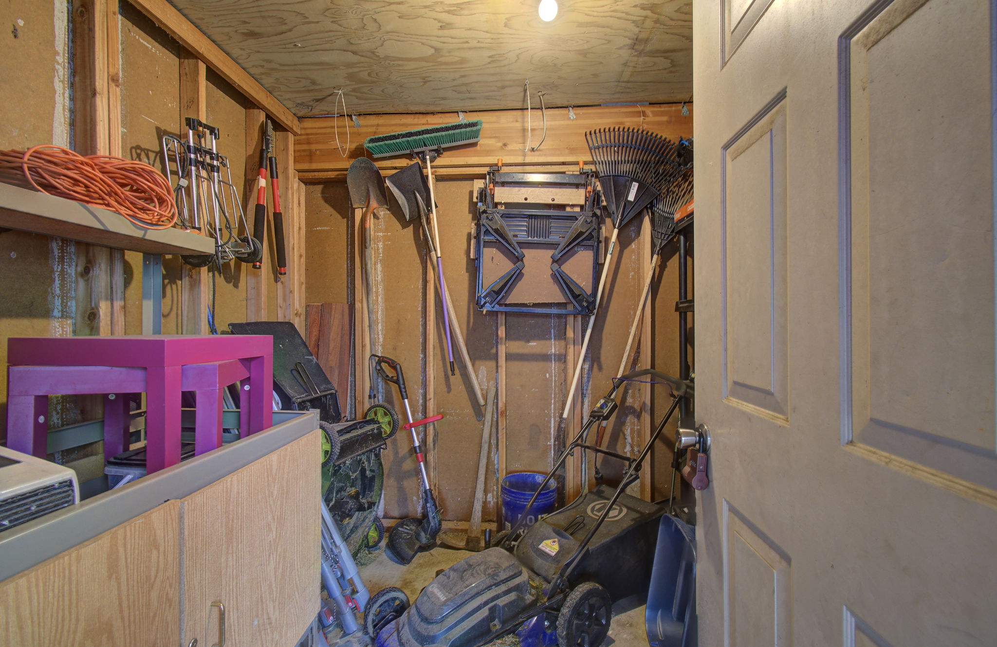 04 garden shed interior