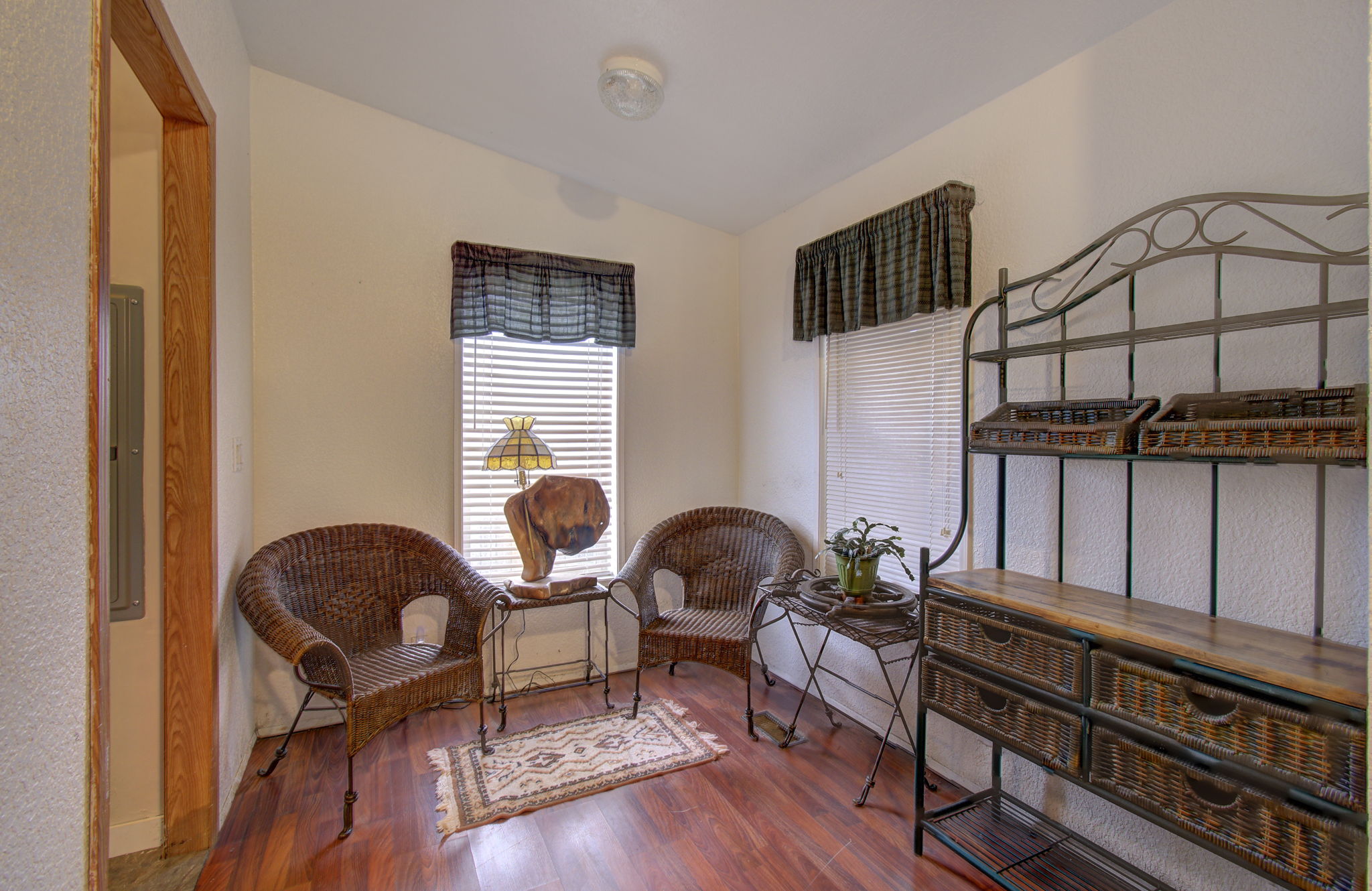 02 breakfast room
