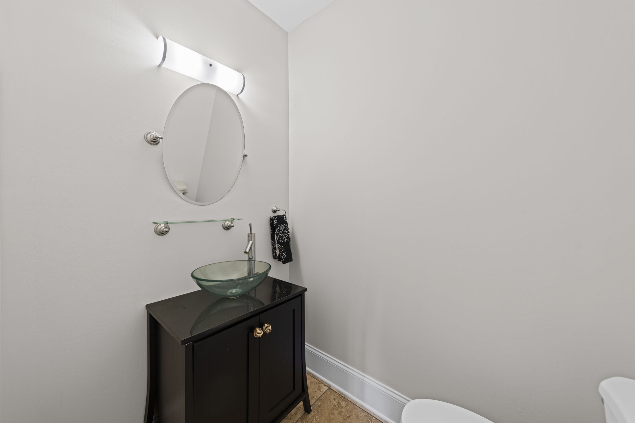 1/2 bath in downstairs hallway