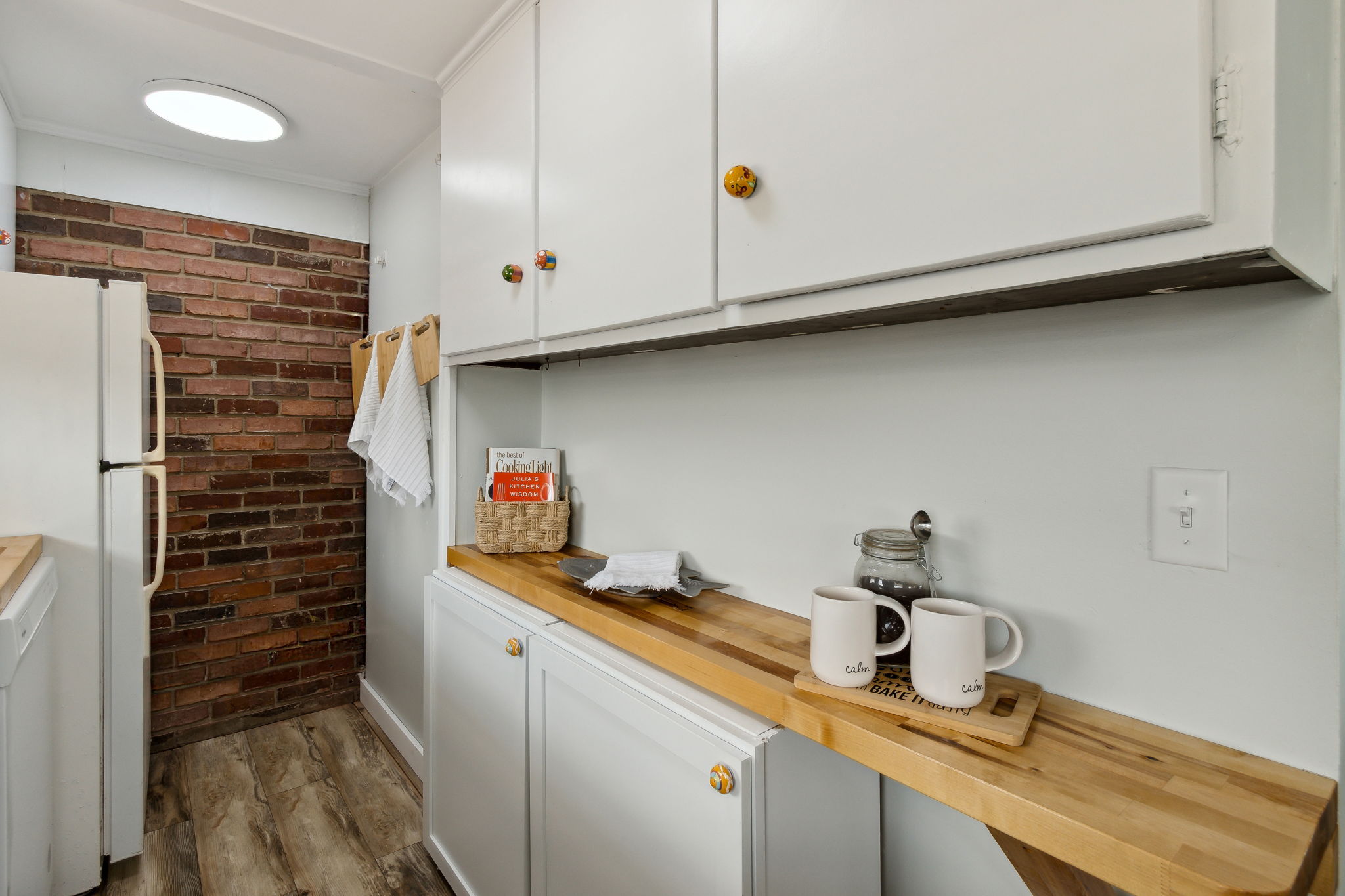 ... butcher block countertops ...