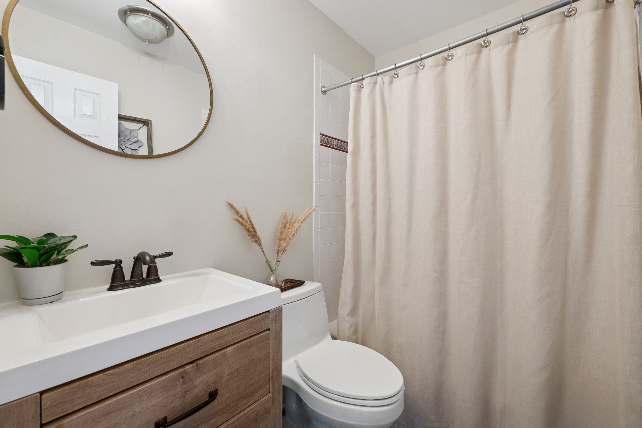 Full Bathroom [1st floor.]