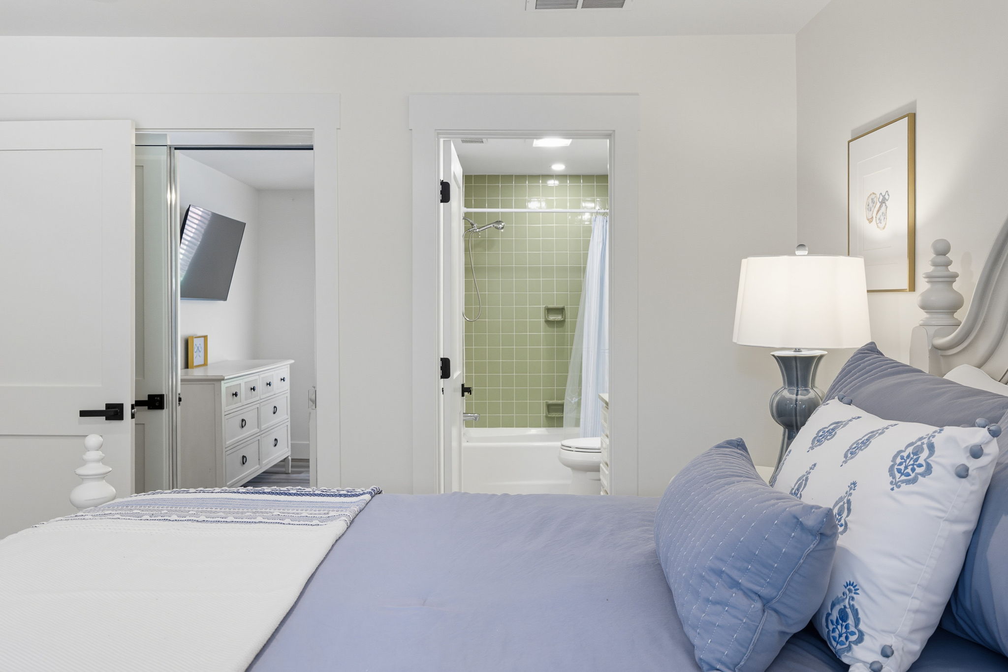 Guest bedroom 1 with view to en-suite bath.