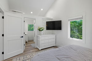 Guest bedroom 2 with view to ensuite bath.