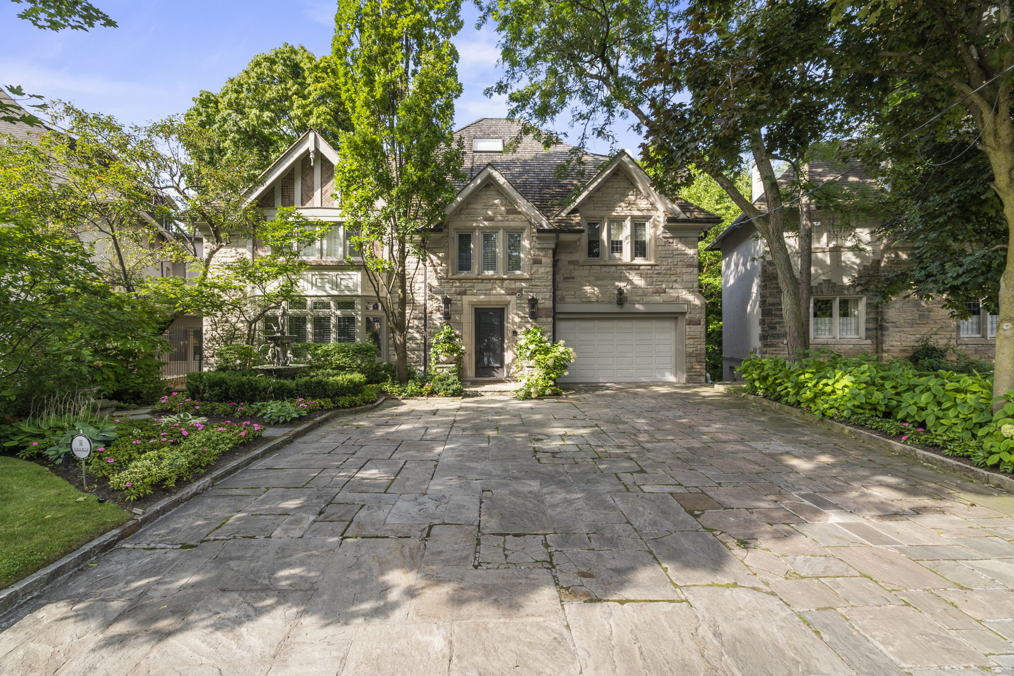 11 Ormsby Crescent Toronto, ON M5P 2V2