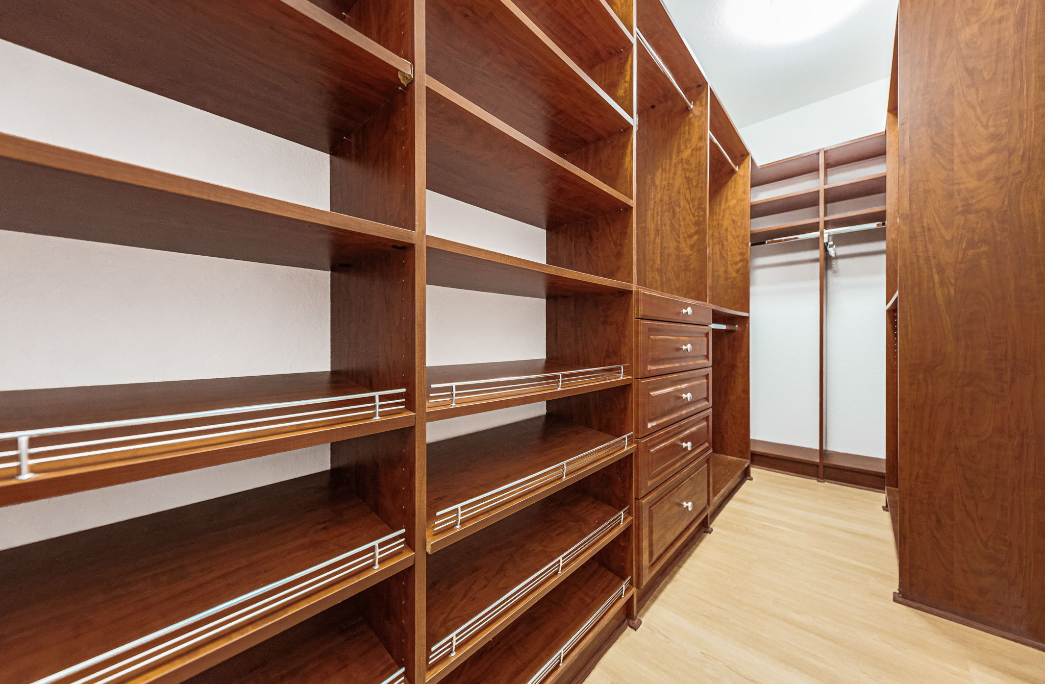 Guest Bedroom2 Closet1a