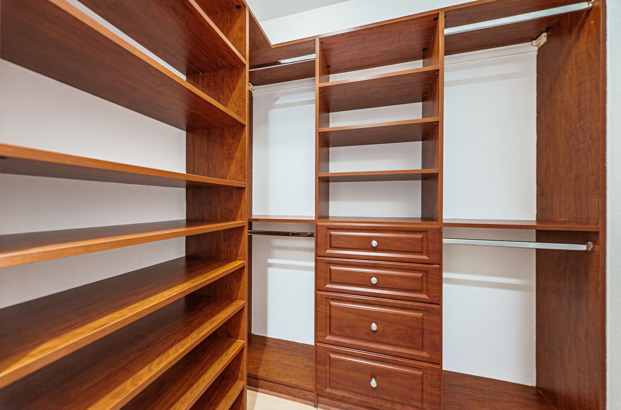 Master Bedroom Walk-in Closet2