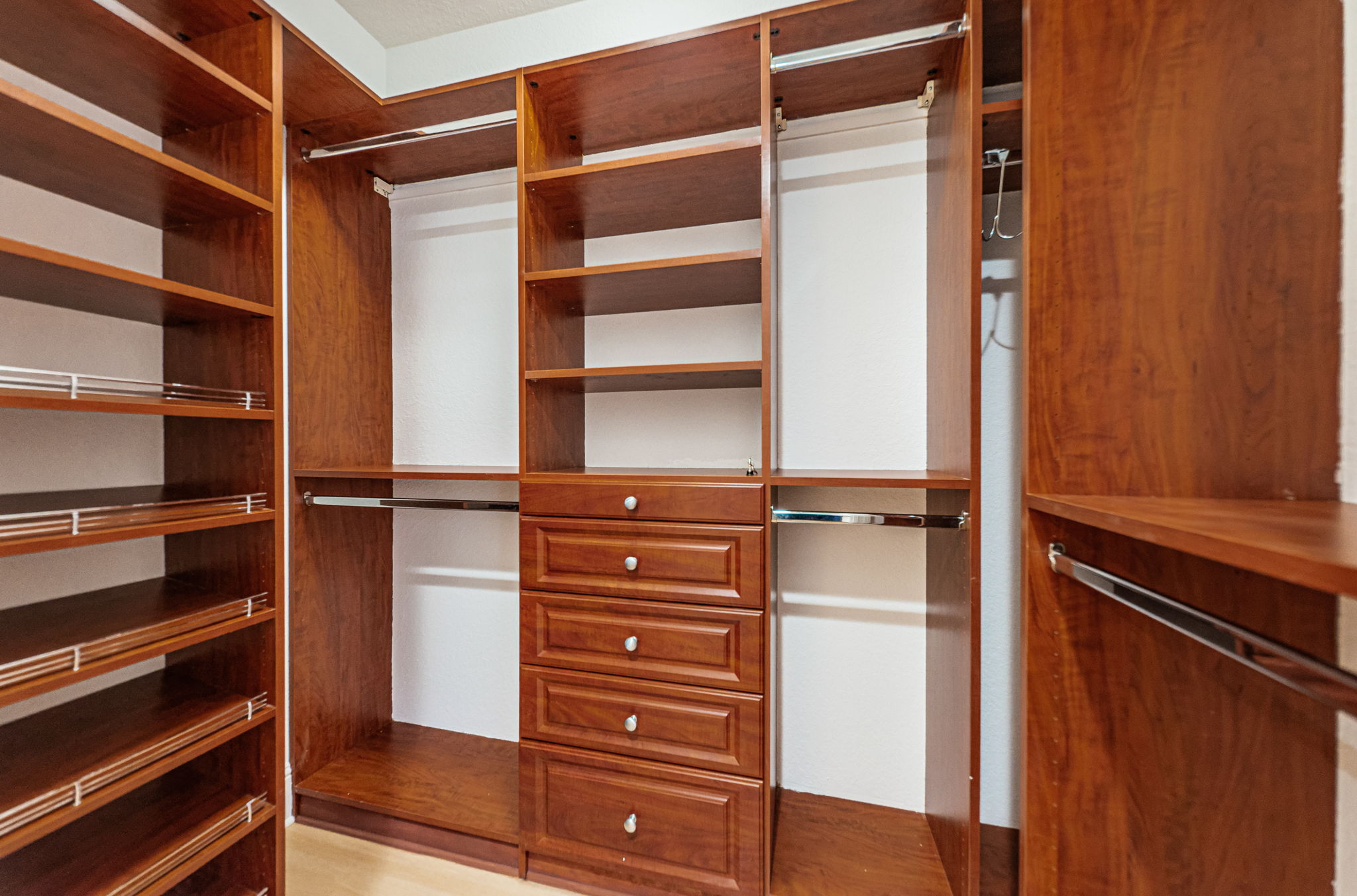 Master Bedroom Walk-in Closet1
