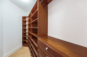 Guest Bedroom2 Closet1b