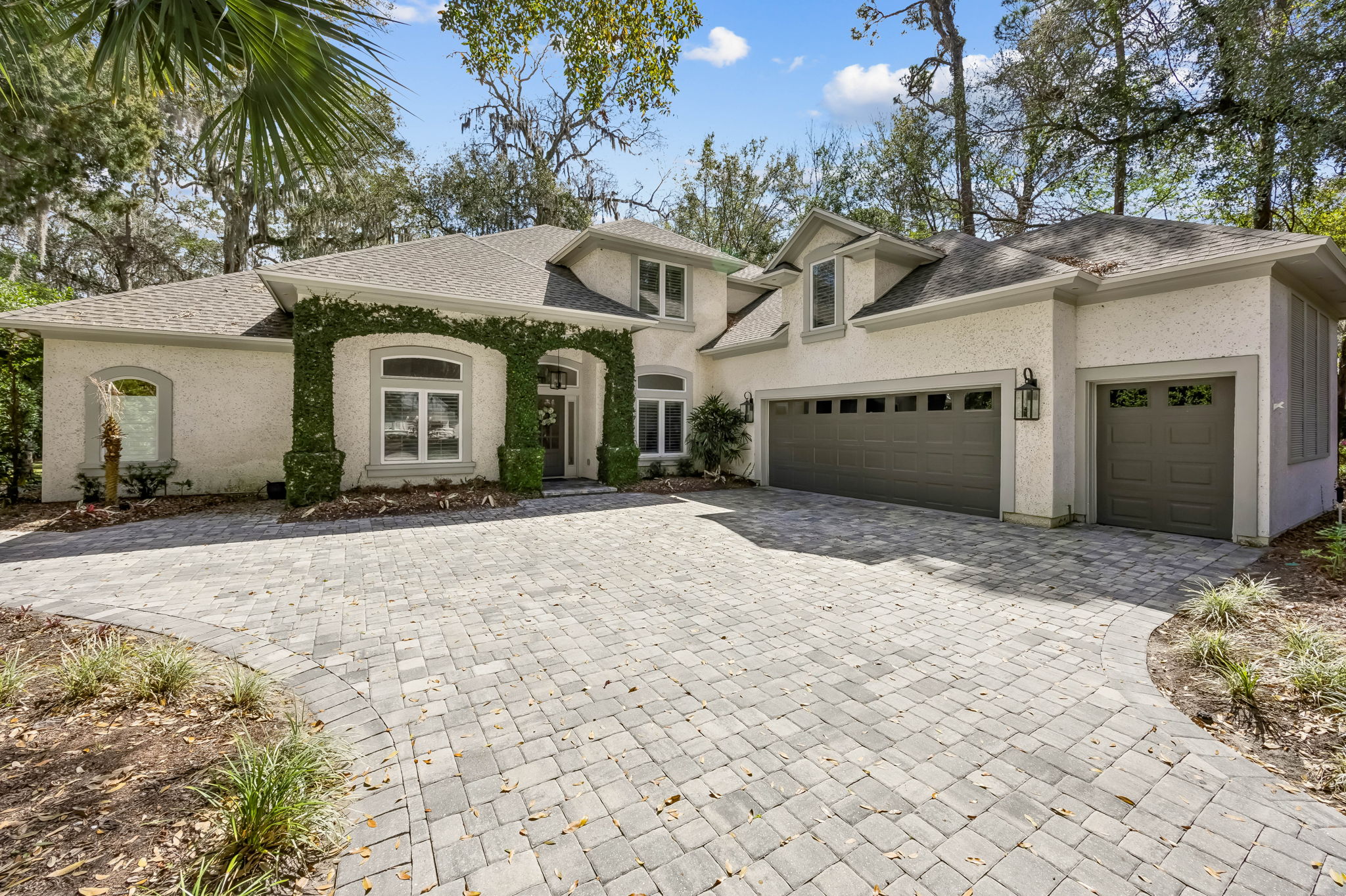 Welcome to 11 Sweetwater Oaks Dr