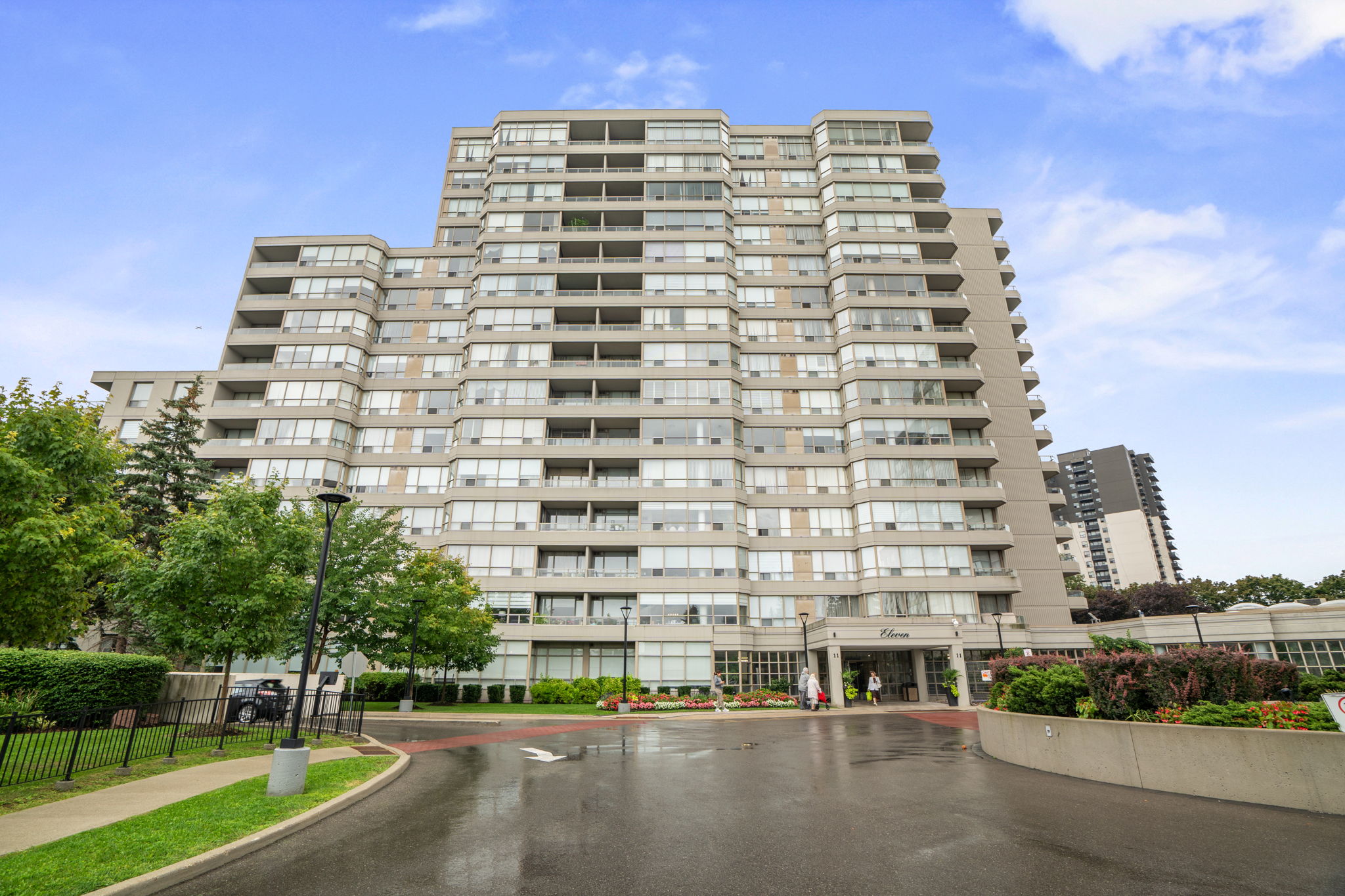 11 Townsgate Dr Unit 1204 Vaughan, ON L4J 8G4