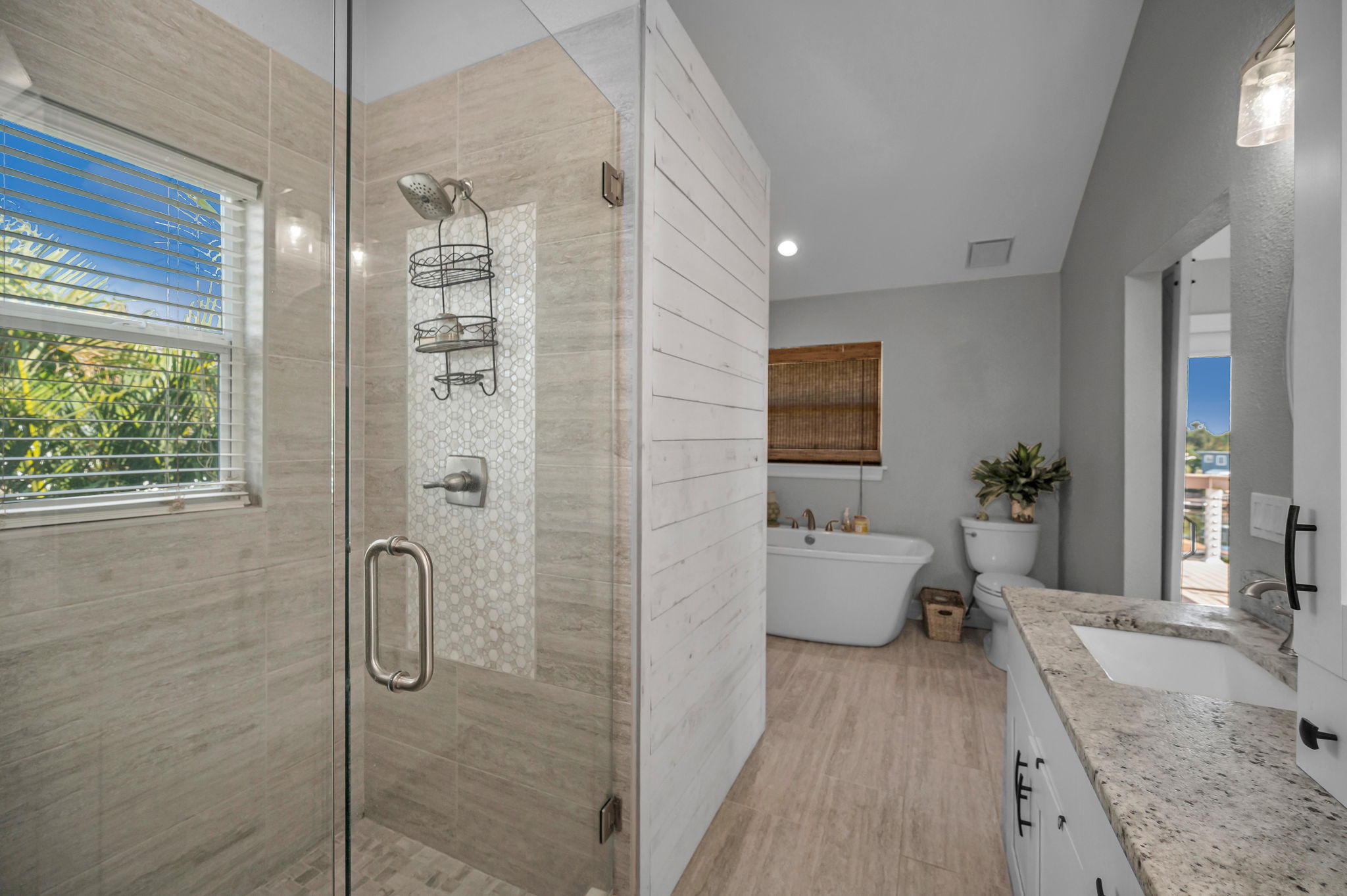 Upper Level Primary Bathroom1e