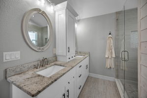 Upper Level Primary Bathroom1c